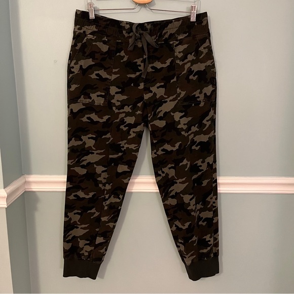 Kut from the Kloth Pants - Kut from the Kloth Tyler Joggers Olive Camo Women’s Size Large L Super Soft NWOT